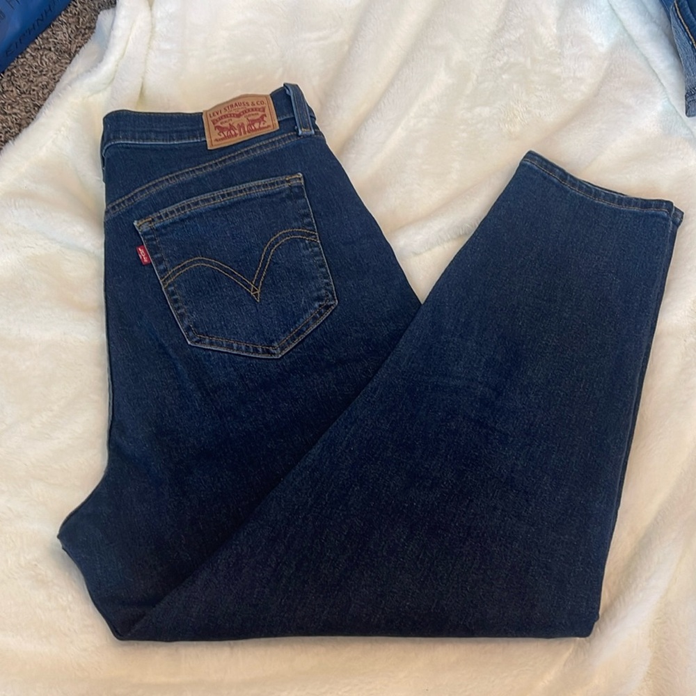 Levi’s dark was High waisted mom jeans sizes 32
